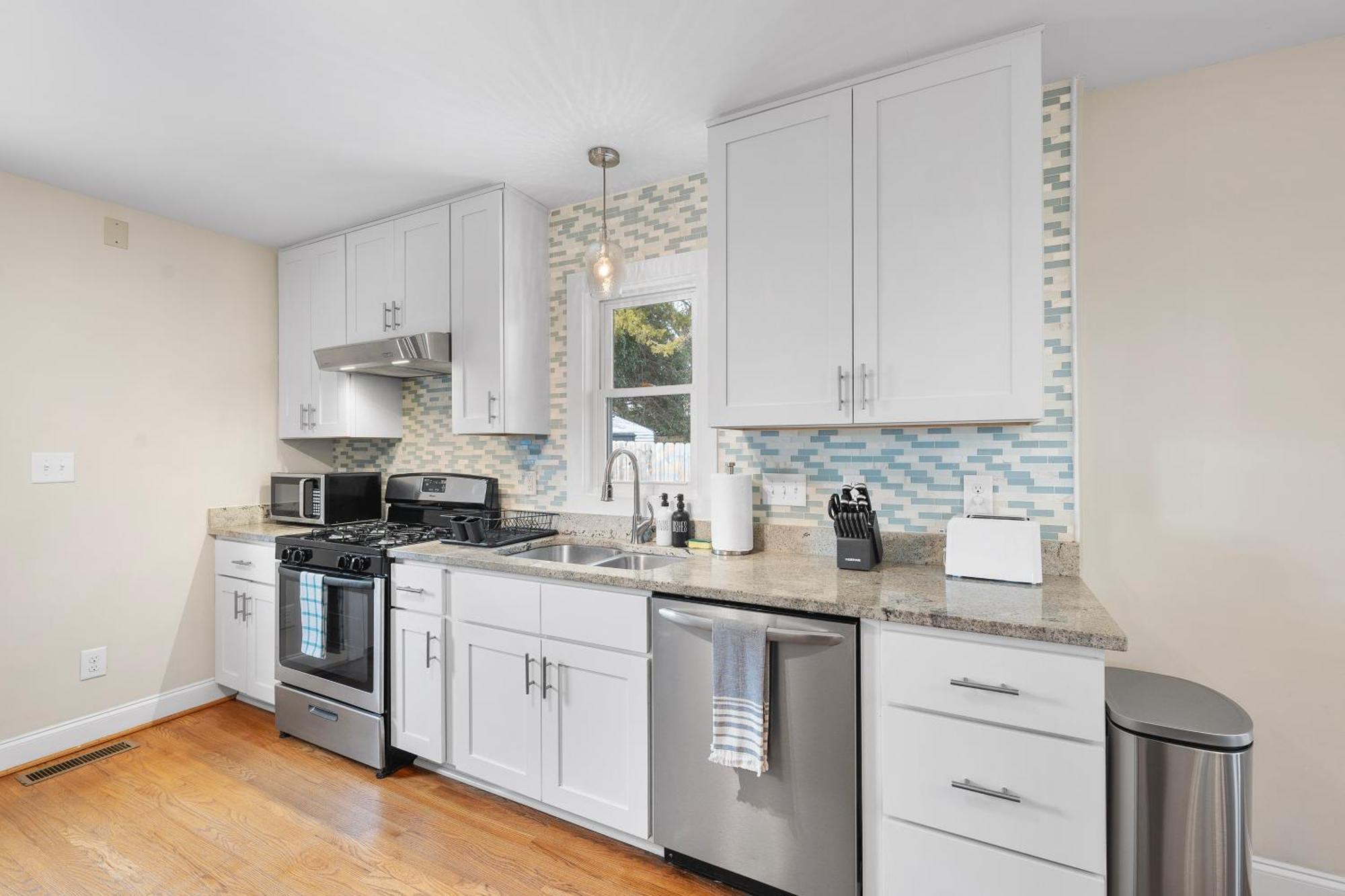 Charming Dt 3-Bed Bungalow With Fenced-In Yard Raleigh Bagian luar foto