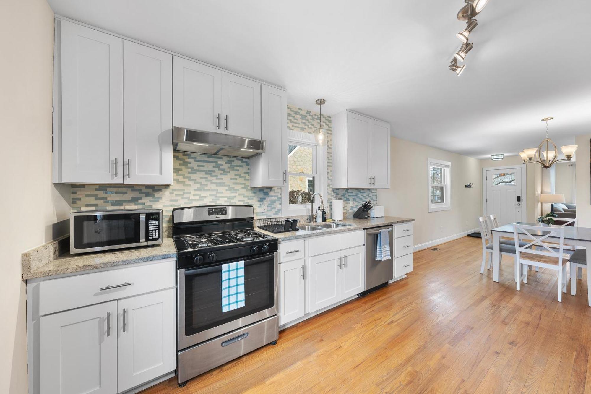Charming Dt 3-Bed Bungalow With Fenced-In Yard Raleigh Bagian luar foto
